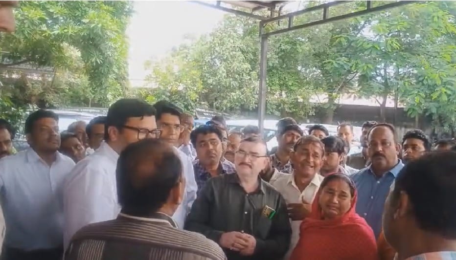 Demarcation of Animal Husbandry Department's land: Women started crying in front of SDM, said- the house built