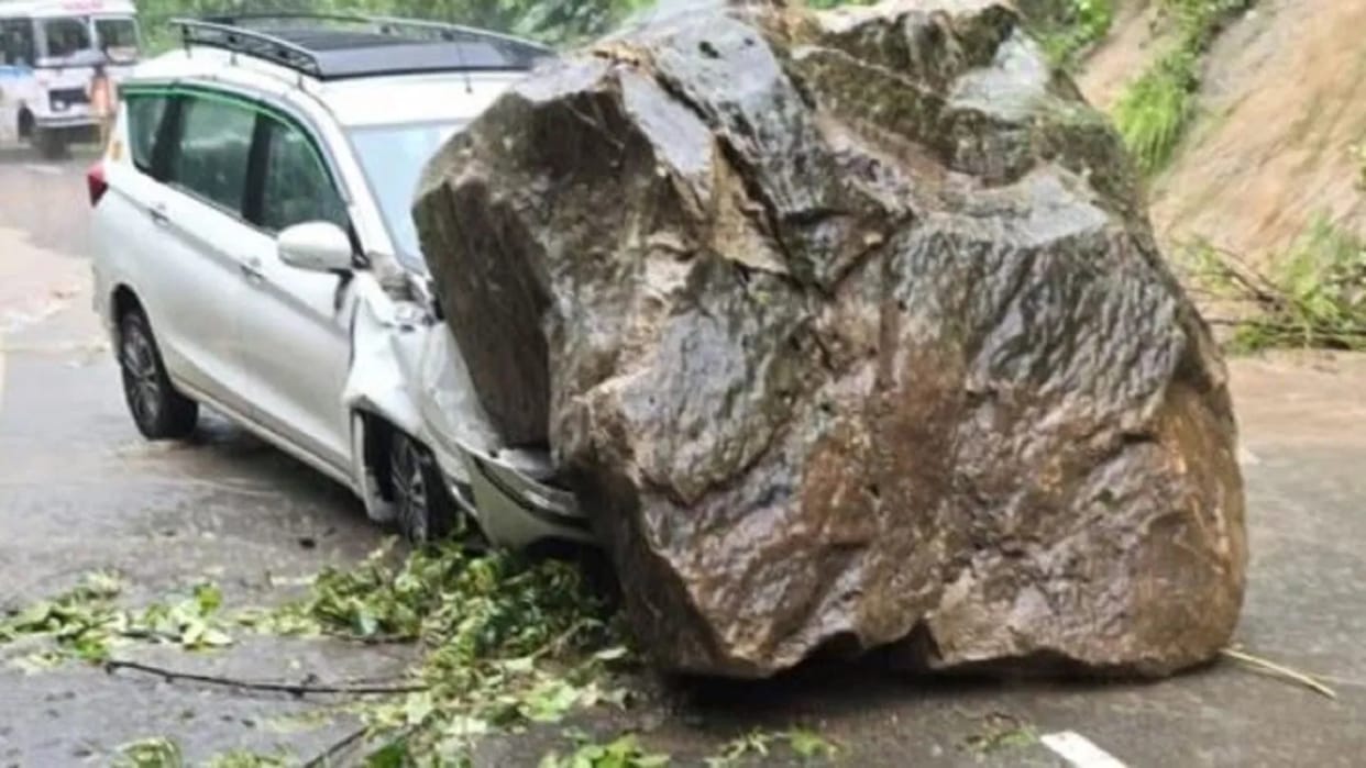 A big stone fell on the bonnet of a Taxi coming to Nainital major accident was averted Video Viral