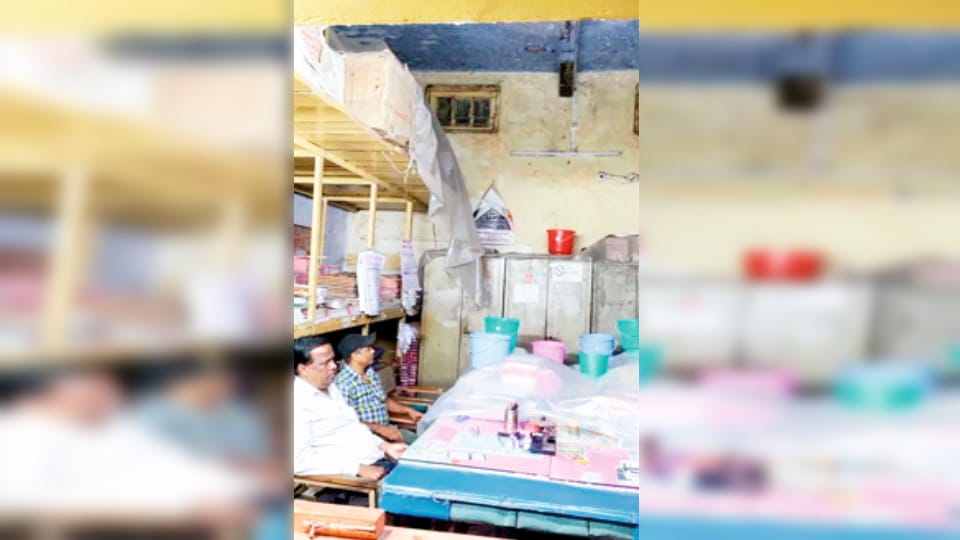 Meerut: Families living in dilapidated quarters scared in the rain, 8 people were buried under the roof