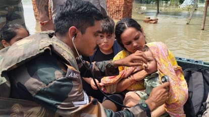 Indian Air Force rescued soldiers trapped in flood by keeping one wheel of helicopter on ground in Pathankot