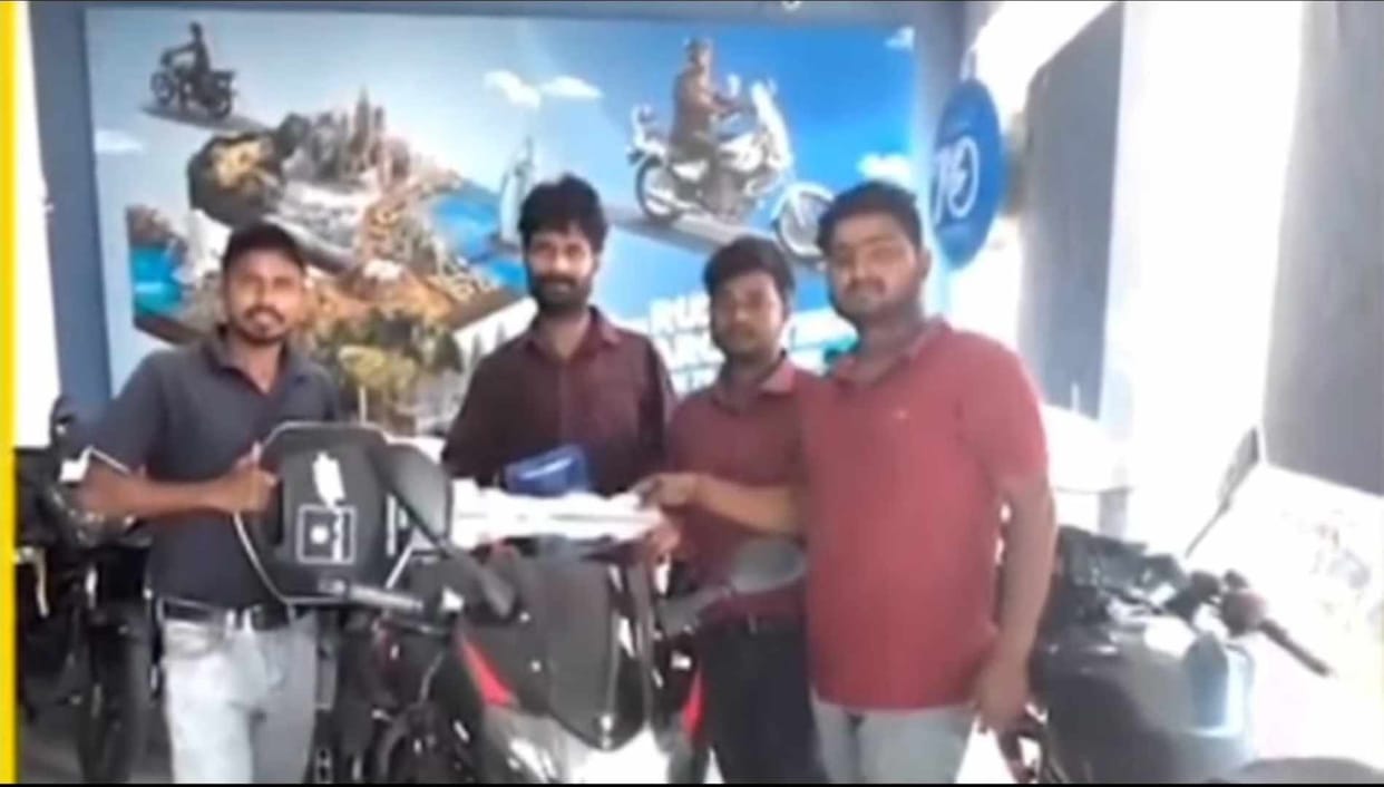Bihar News: Bike during Voter Rights Yatra, Rahul Gandhi gave a new Pulsar in return