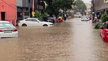 गुरुग्राम में बारिश के बाद भरा पानी