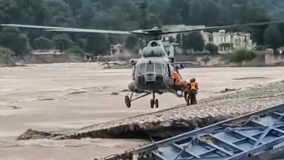 Indian Air Force rescued soldiers trapped in flood by keeping one wheel of helicopter on ground in Pathankot