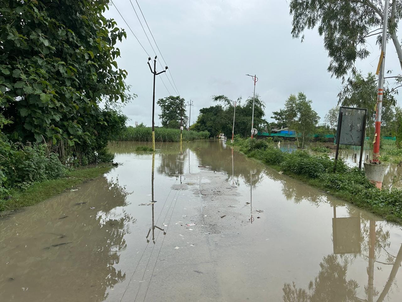 Flood water entered many localities of Pilibhit officers took shelter in hotels