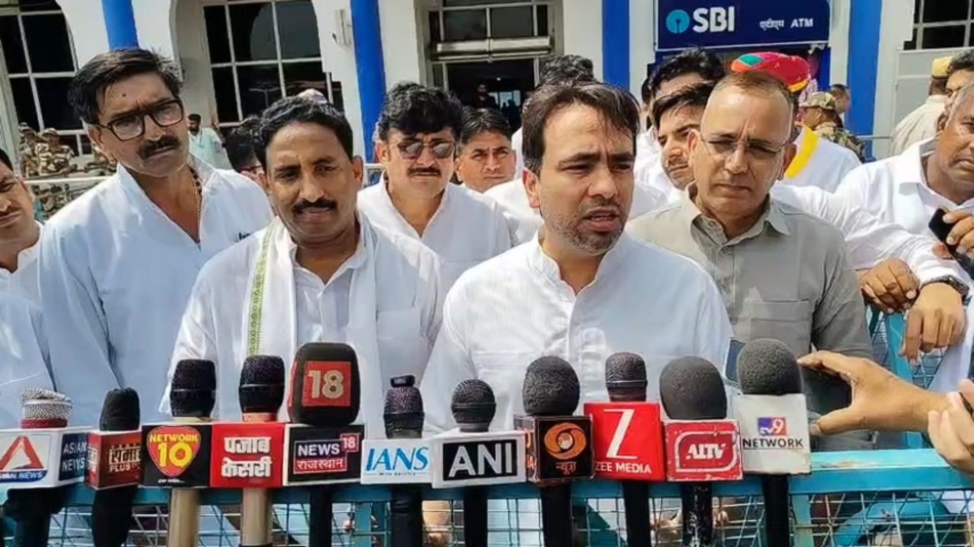 प्रेसवार्ता के दौरान जयंत चौधरी तथा अन्य लोग