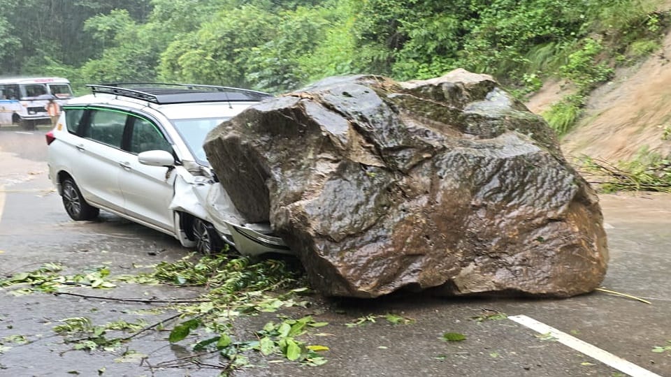 Boulder fell on a car on Nainital-Haldwani NH