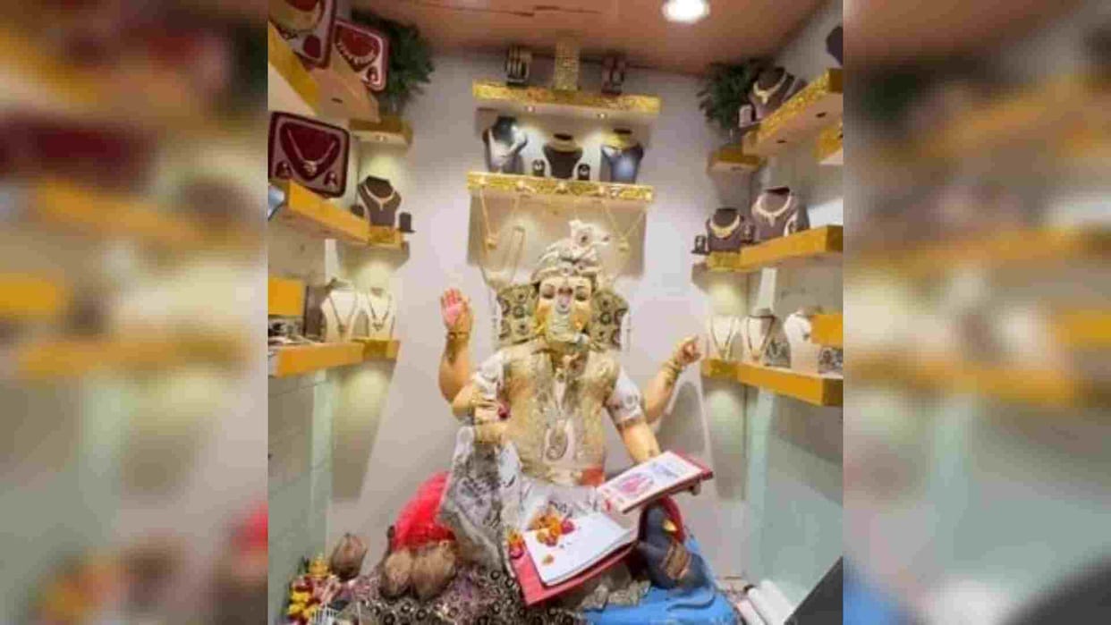 Ujjain News: Lord Ganesha became a businessman by wearing jewelry worth one crore