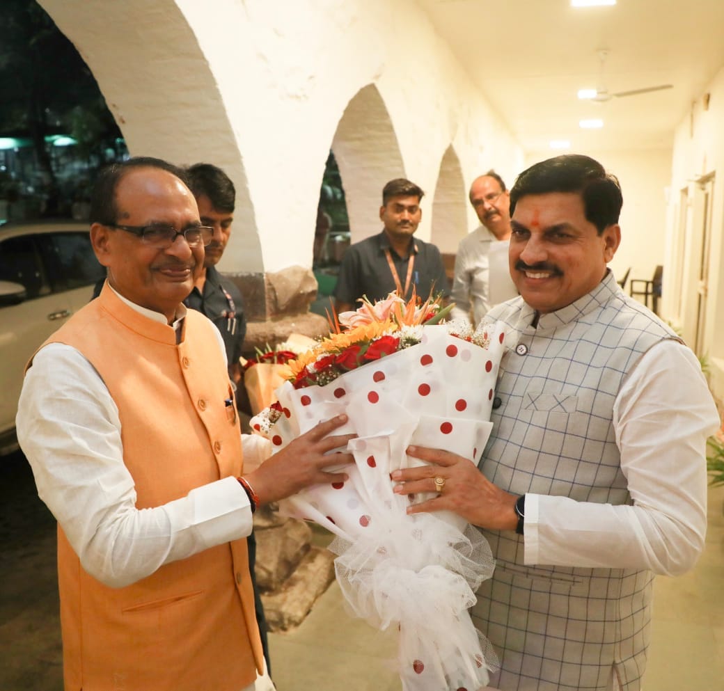 MP News: Shivraj Singh reached CM residence in Bhopal, Dr. Mohan Yadav welcomed him with a flower bouquet