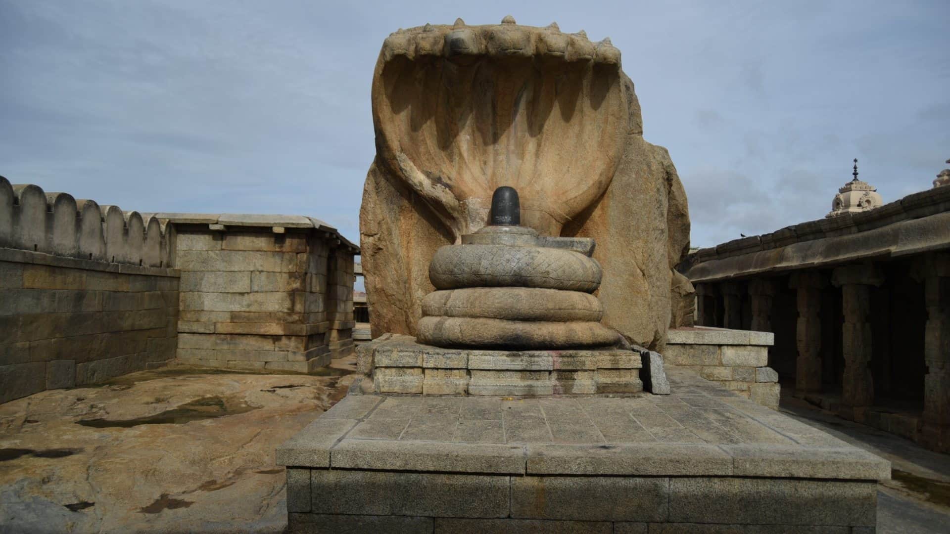 Lepakshi Temple Hanging Pillar Mystery Jaane Bharat ke Rahasyamayi Lepakshi Mandir ka raaz