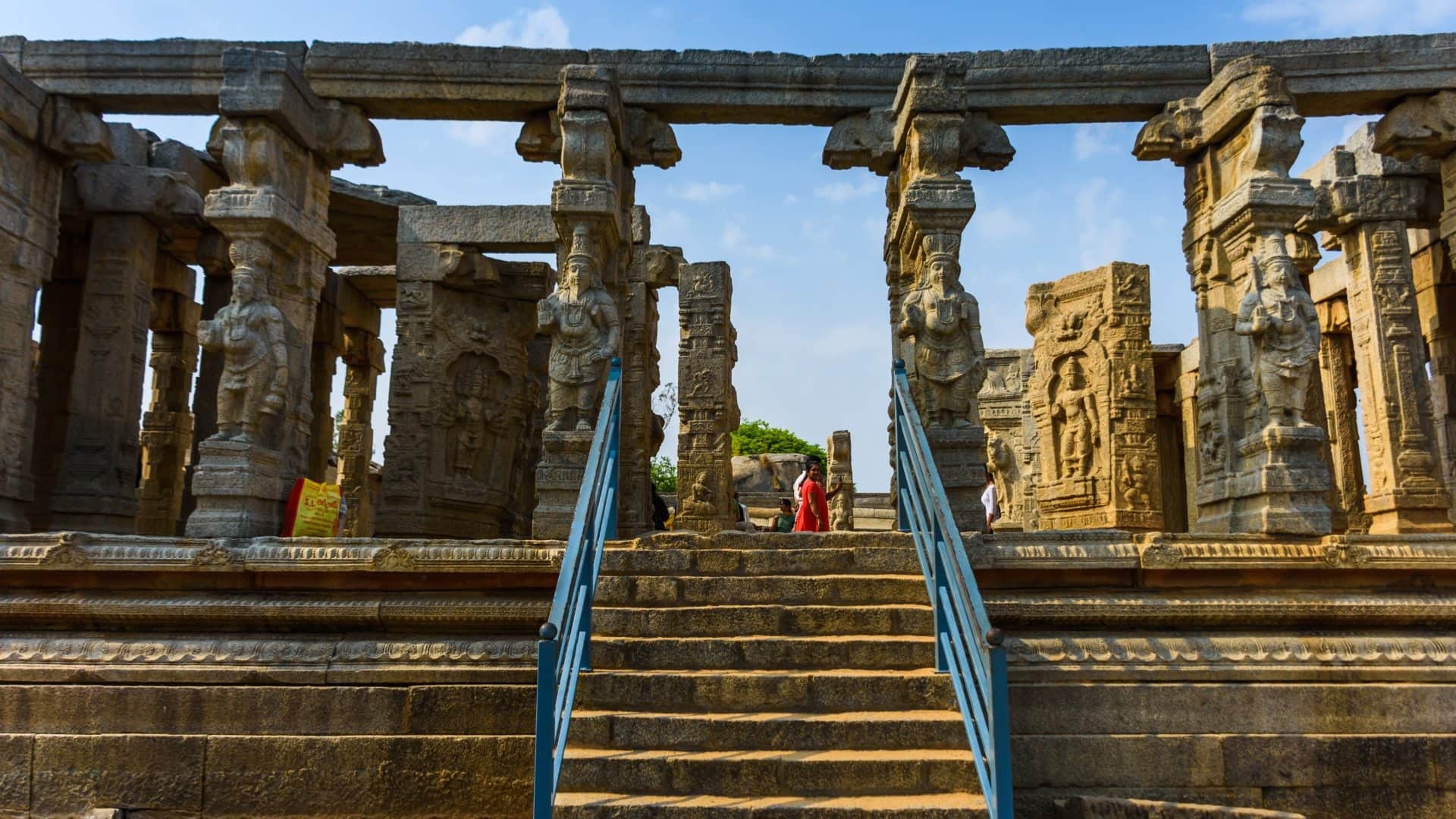 Lepakshi Temple Hanging Pillar Mystery Jaane Bharat ke Rahasyamayi Lepakshi Mandir ka raaz