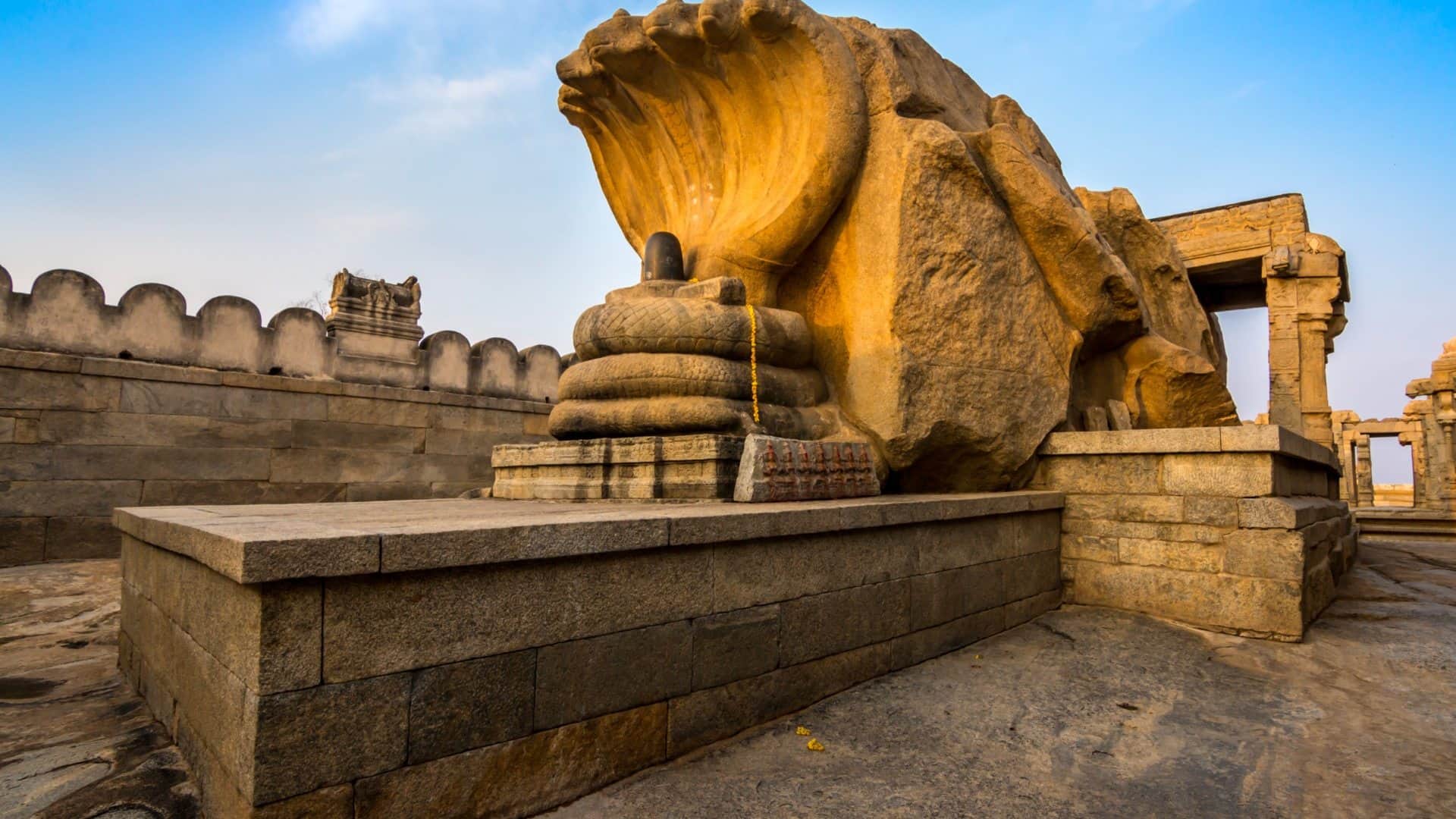 Lepakshi Temple Hanging Pillar Mystery Jaane Bharat ke Rahasyamayi Lepakshi Mandir ka raaz