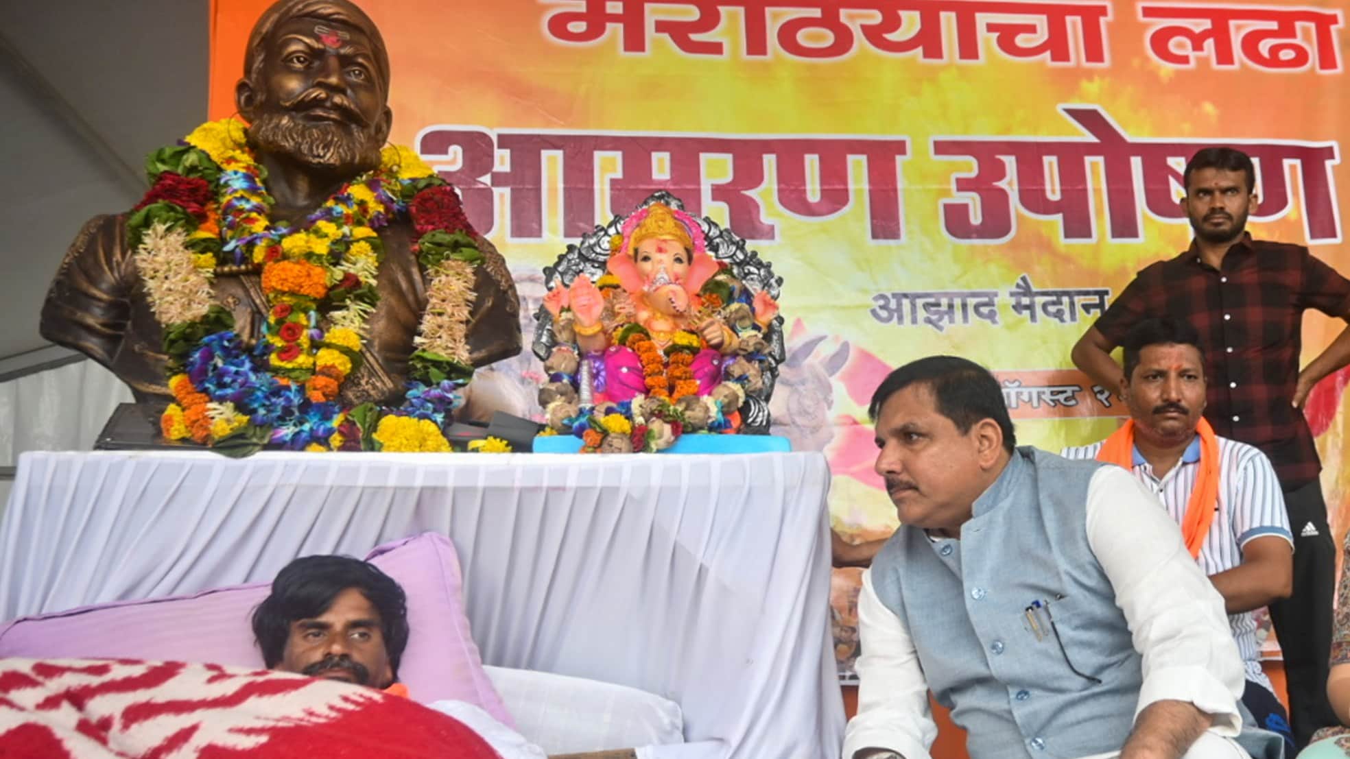 Manoj Jarange Maratha Quota Stir Photos Mumbai Police Railway Station Security Forces Vehicle Entry Stopped