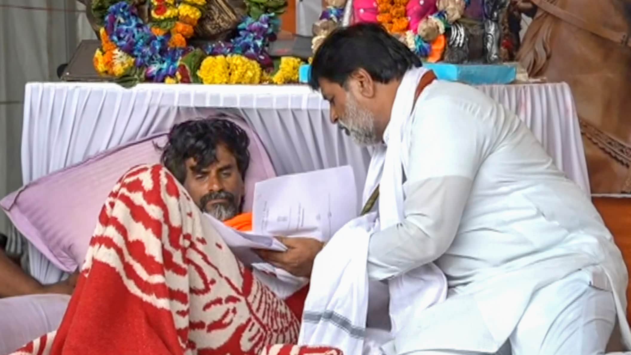 Manoj Jarange Maratha Quota Stir Photos Mumbai Police Railway Station Security Forces Vehicle Entry Stopped