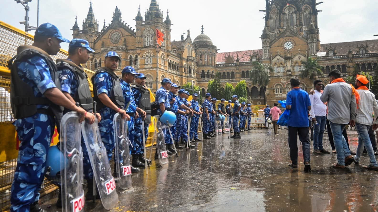 Manoj Jarange Maratha Quota Stir Photos Mumbai Police Railway Station Security Forces Vehicle Entry Stopped
