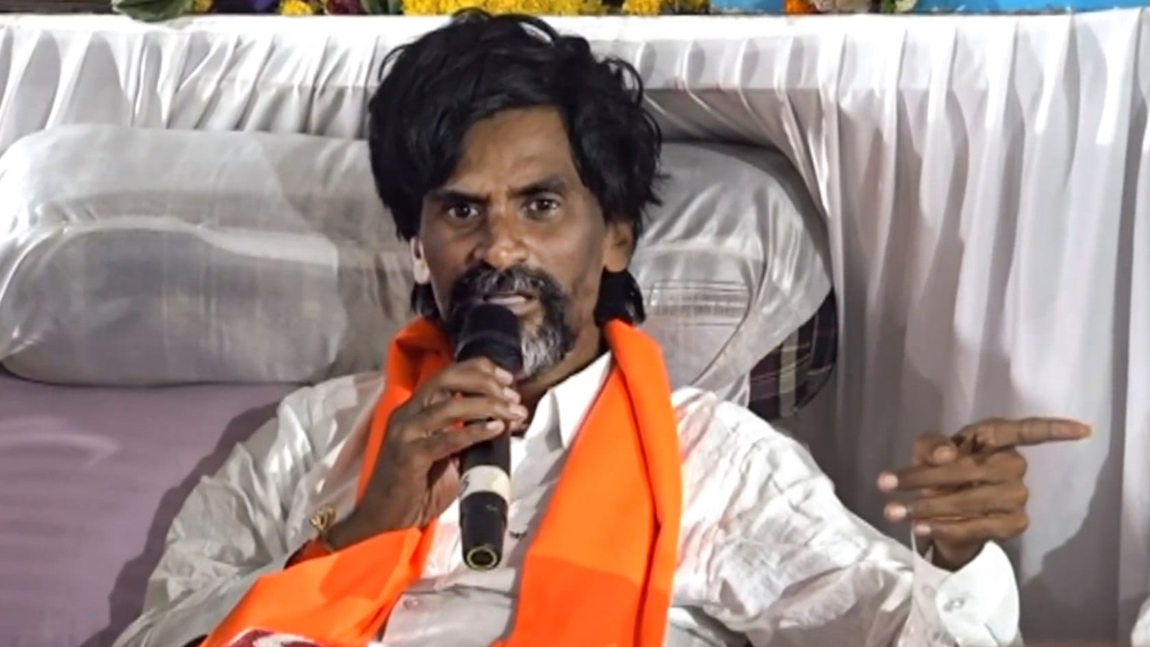 Manoj Jarange Maratha Quota Stir Photos Mumbai Police Railway Station Security Forces Vehicle Entry Stopped