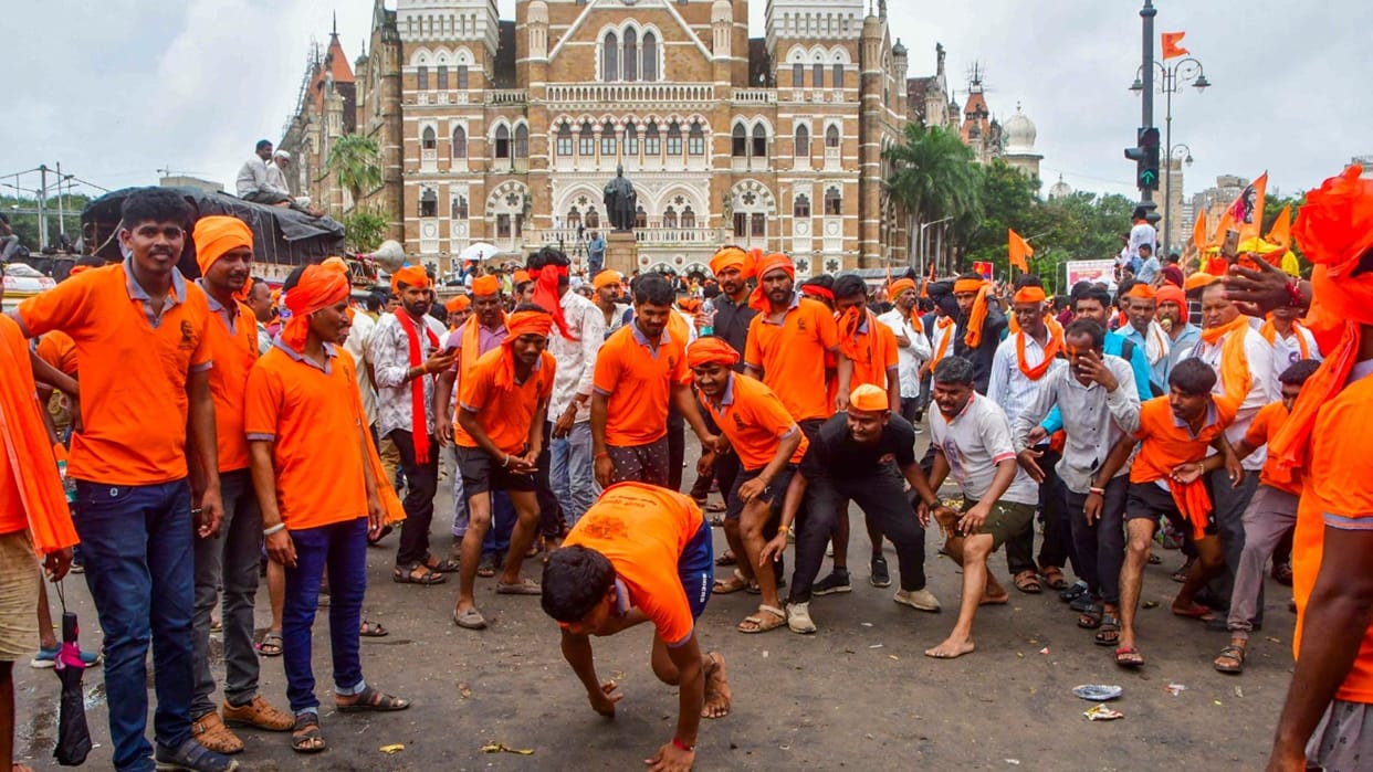 Maratha reservation movement Mumbai Updates Protesters played Kabaddi on the road traffic jam