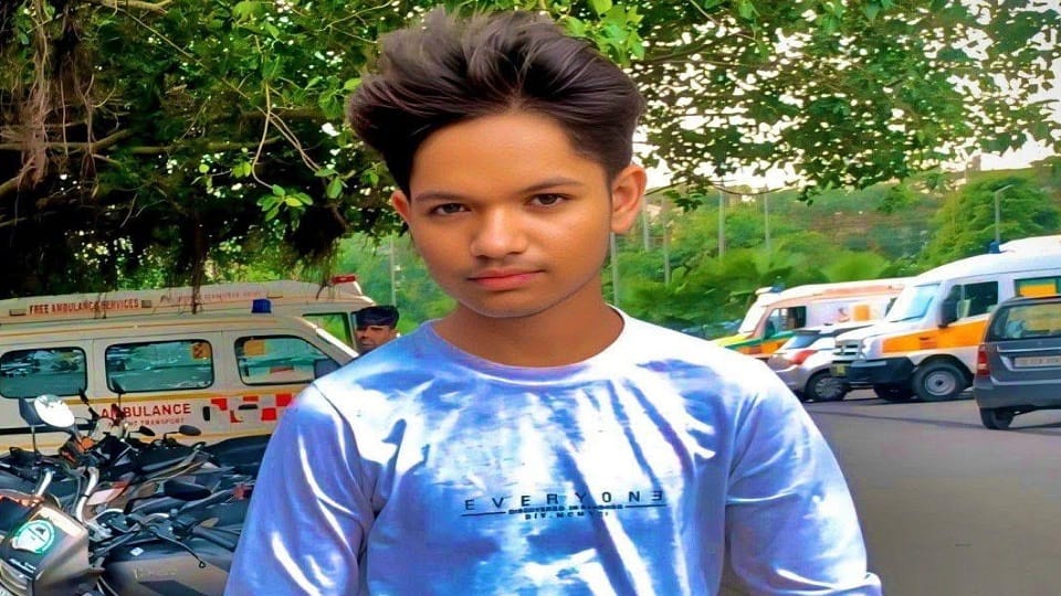 A youth from Gangiri committed suicide by hanging in Noida