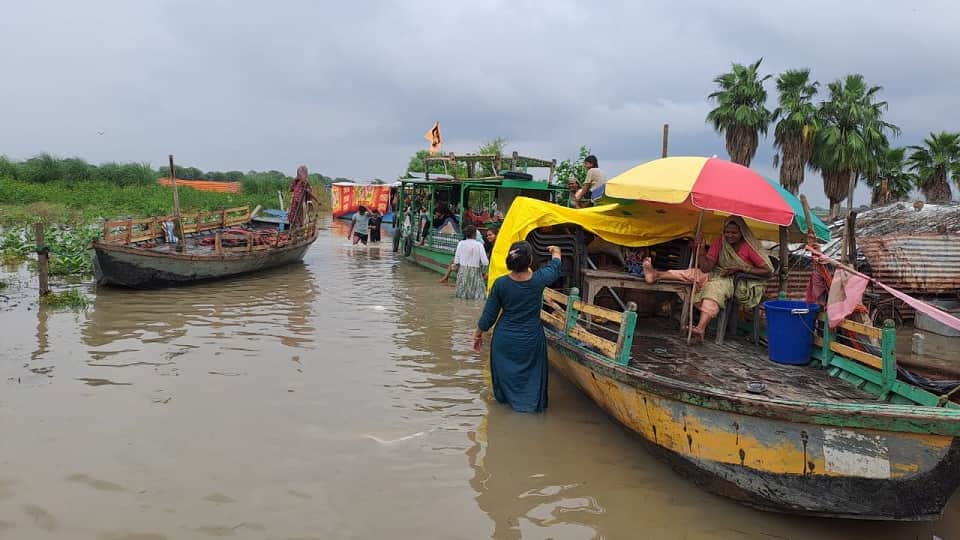 flood in up water level of yamuna rises in mathura after discharge on hathnikund barrage