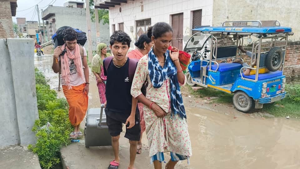flood in up water level of yamuna rises in mathura after discharge on hathnikund barrage