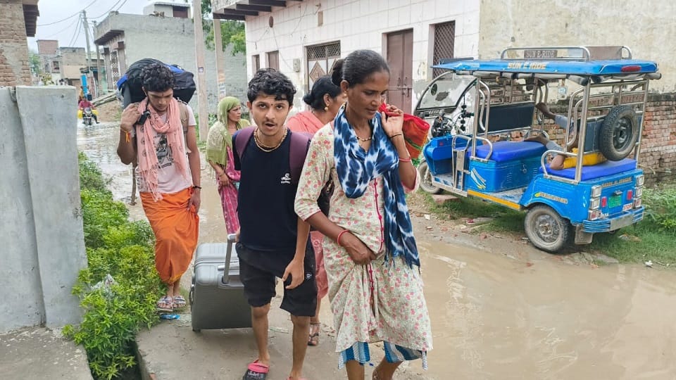 flood in up water level of yamuna rises in mathura after discharge on hathnikund barrage