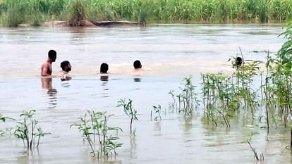 Bijnor: Two brothers were washed away in Ramganga along with the idol of Lord Ganesha, five youths escaped