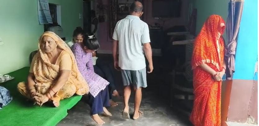 Thieves broke into  house at midnight landlady made noise admitted to the hospitalt