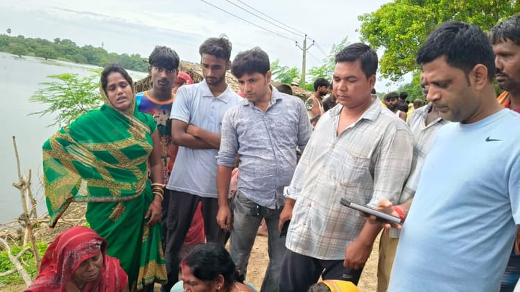 Bihar Accident News: खगड़िया में दर्दनाक हादसा, सब्जी विक्रेता का पैर फिसला; बाढ़ की धारा में बहकर गई जान