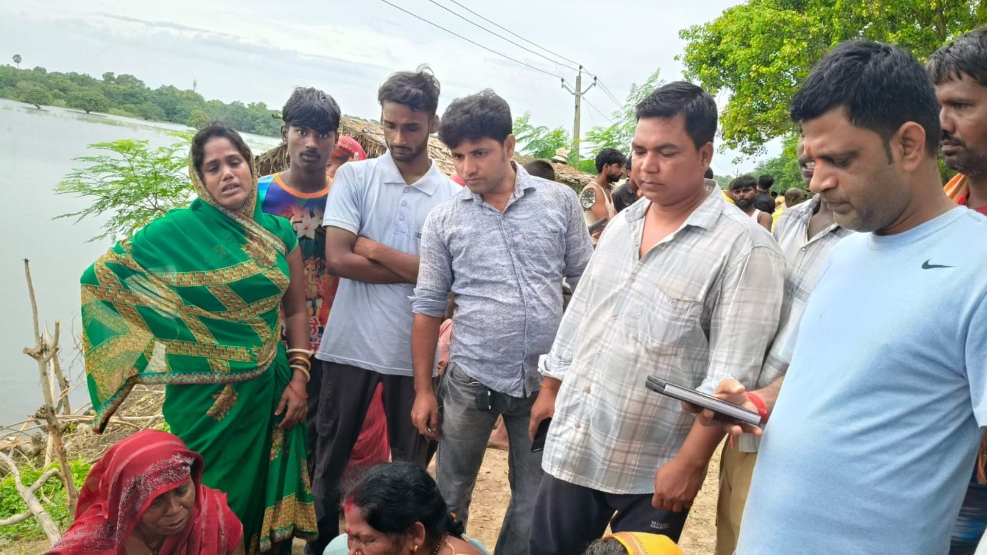 रोते बिलखते परिजन