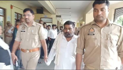 सजा मिलने के बाद दोषी को ले जाती पुलिस।