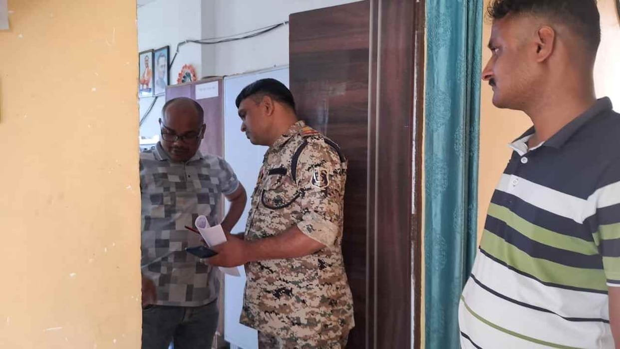 Big theft by breaking into Atmanand School of Bijapur