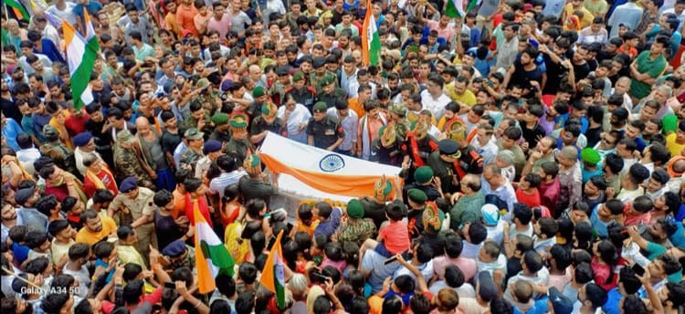 Bihar News: जम्मू-कश्मीर में आतंकियों से हुई मुठभेड़ में शहीद हुआ सारण का लाल, नम आंखों से दी गई विदाई