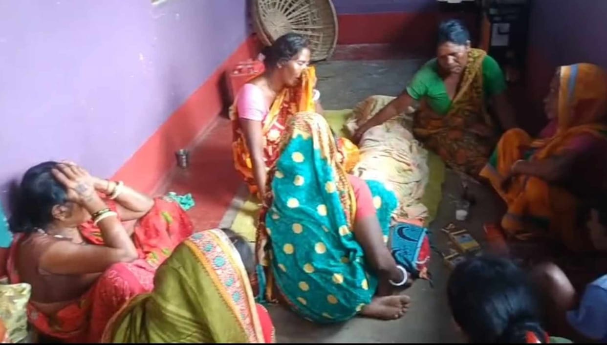 During immersion, an innocent child drowned in the canal, mourning in the village