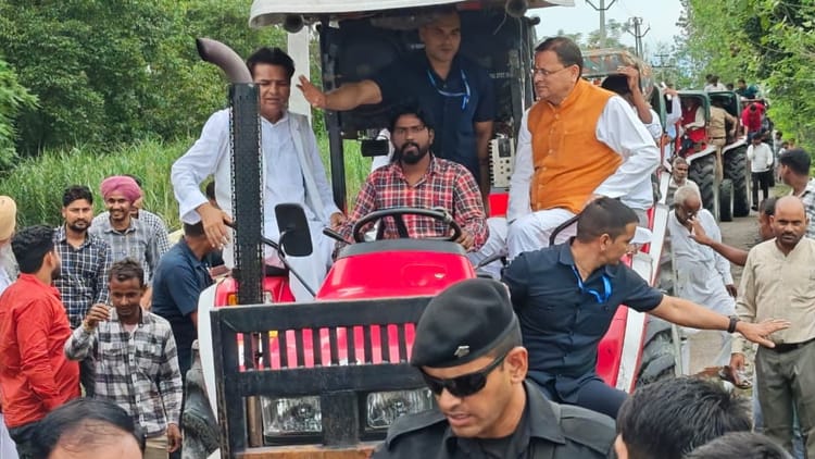 Roorkee: लक्सर पहुंचे सीएम धामी, ट्रैक्टर पर बैठकर और राफ्ट से किया आपदा प्रभावित जलमग्न क्षेत्रों का निरीक्षण