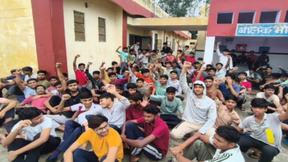 Navodaya Vidyalaya students protest in Sardhana as hostel roof leaks during rain