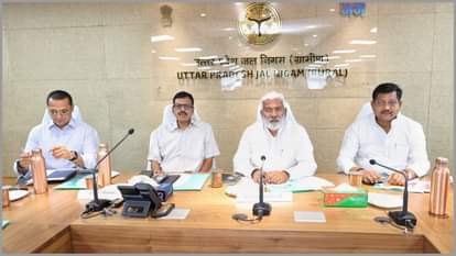 यूपी सरकार में जलशक्ति मंत्री स्वतंत्र देव सिंह ने की अधिकारियों के साथ समीक्षा बैठक।