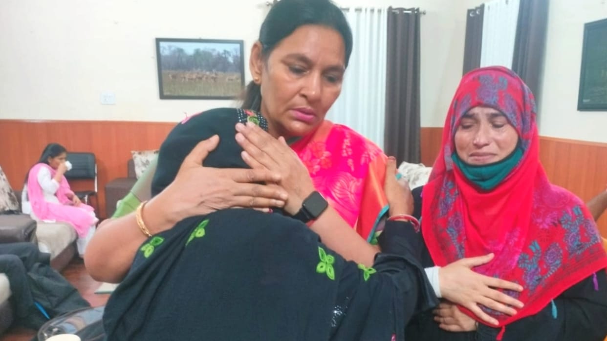 woman cried while hugging the member of the State Women's Commission in bareilly