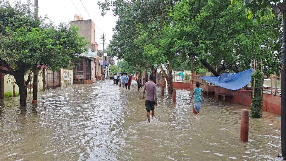 flood in up water level of yamuna rises in mathura after discharge on hathnikund barrage