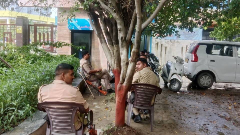 Alert declared in Barabanki after lathi charge on LLB students Akhilesh said government failure