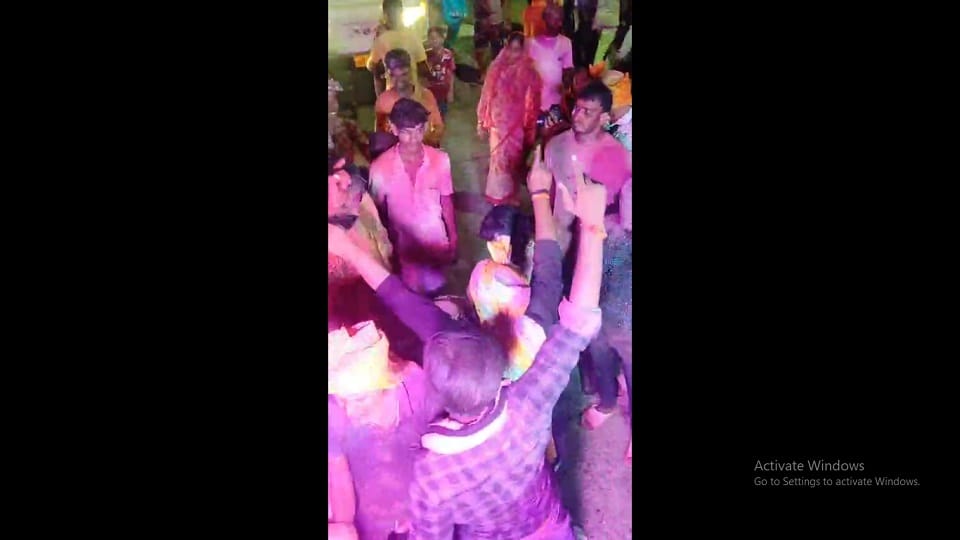 Kanpur: loader ran over dancing devotees during Ganesh Visarjan Yatra, female devotee died; eunuchs injured
