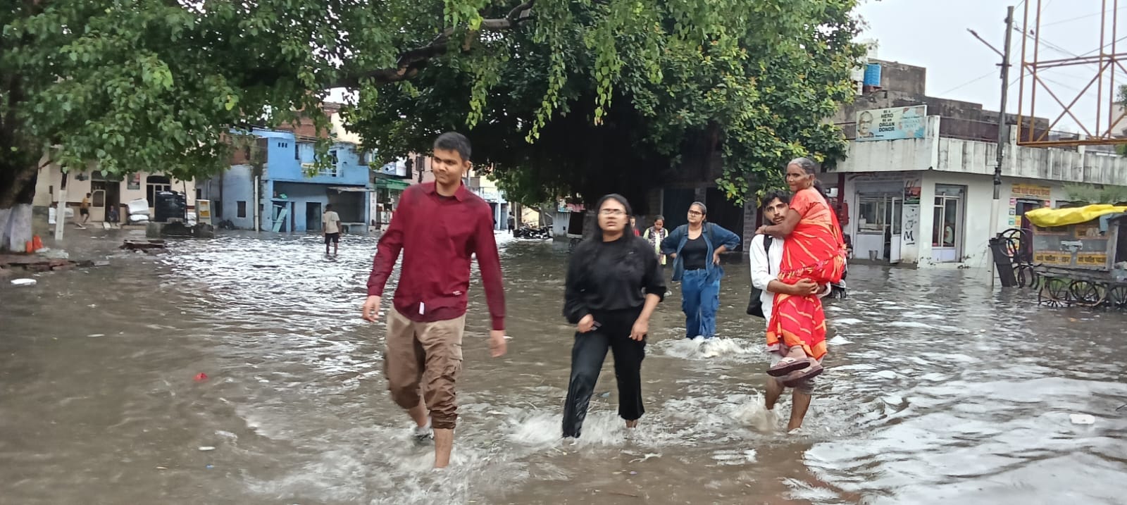 rain in up waterlogging in agra due to rain 15 month old innocent child dies