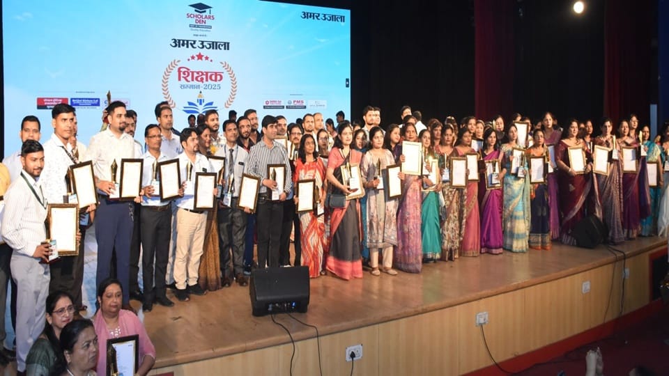 Moradabad: Honor on stage... sparkle in eyes, teachers told children - Thank you, pictures of the honor