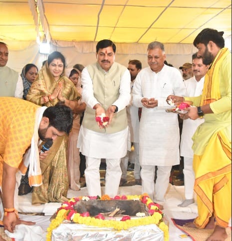 Bhopal: CM performed Bhoomi Pujan of hostel, Krishi Bhawan and IT Park in BU, bus will run for students