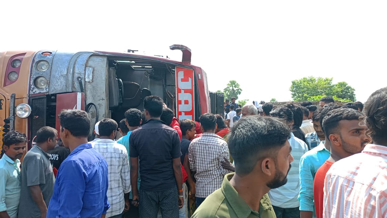 Bihar News passenger bus going to Delhi overturned in Motihari many passengers got injured panic ensued