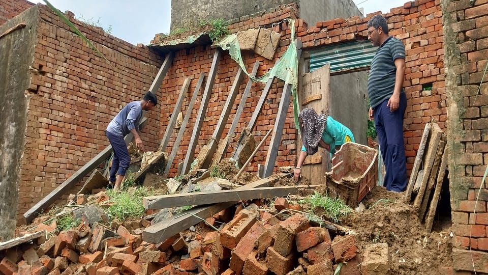 UP: Rain wreaks havoc in Baghpat, Hall and 16 houses of Baghpat tehsil collapsed, cracks appeared in 10