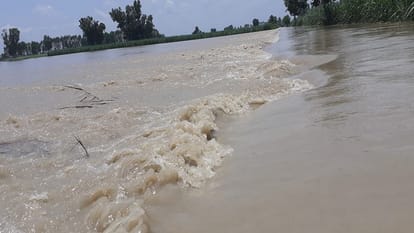 Meerut: Rain broke 20 year record, population entered Ganga, people left their homes due to lack of ration