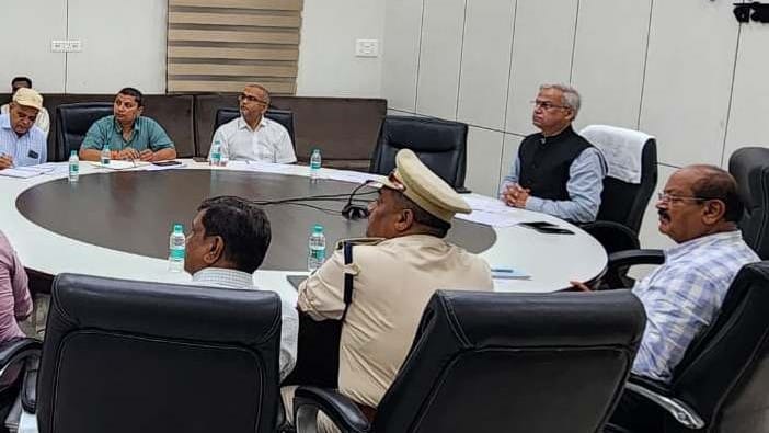 indore news divisional commissioner plans new system to stop stubble burning parali