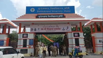 Jhansi: यूनिवर्सिटी कैंपस में निर्वस्त्र हो गया छात्र, गार्ड ने पहनाई ड्रेस, पुलिस को बुलाया Jhansi: Student became naked in the university campus, guard made him wear a dress and called the police