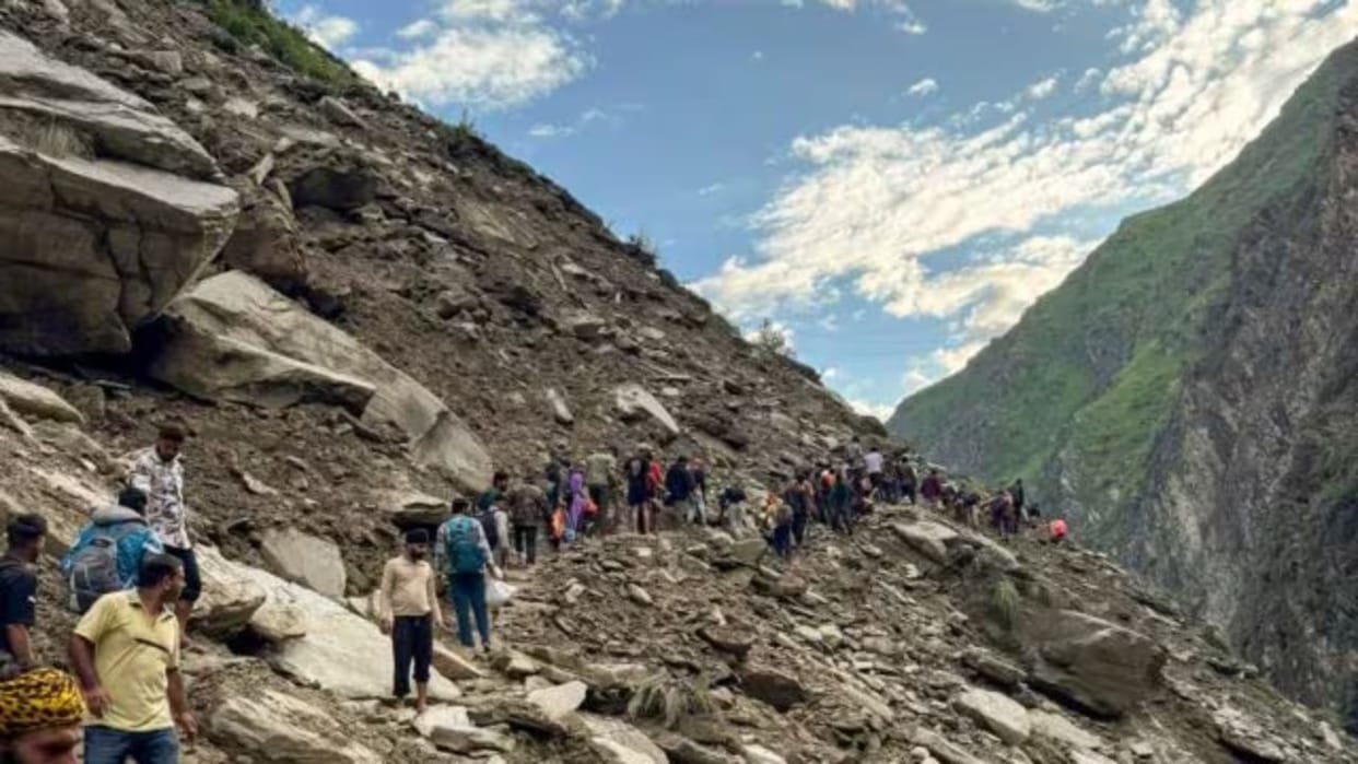 Manimahesh Yatra 2025 20 devotees died 390 rescued safely one thousand still stranded