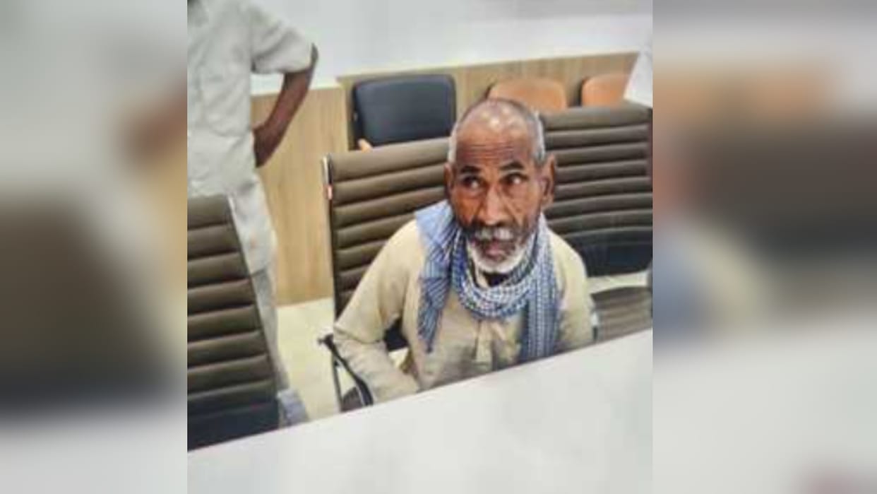 In the public hearing of the DM, the old man said- Sir, I am alive, my pension was stopped by showing me dead