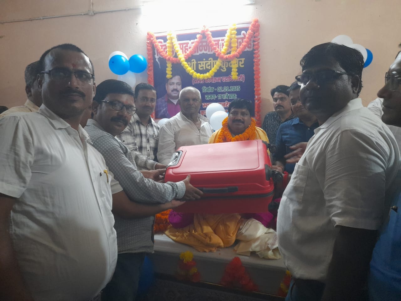 Darbhanga News: विदाई समारोह के कार्यक्रम में मनरेगा पीओ को उपहार देते हुए उनके चाहने वाले सहयोगी